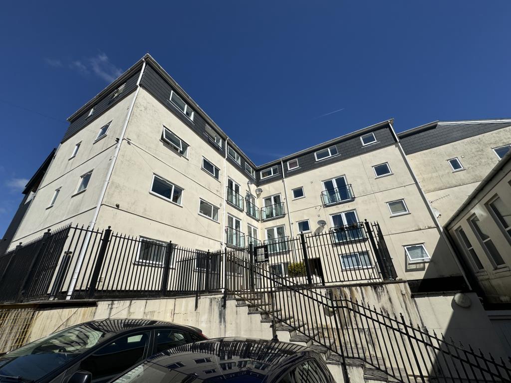 Lot: 7 - LEASEHOLD FLAT WITH PARKING SPACE - View of the front of the block of flats